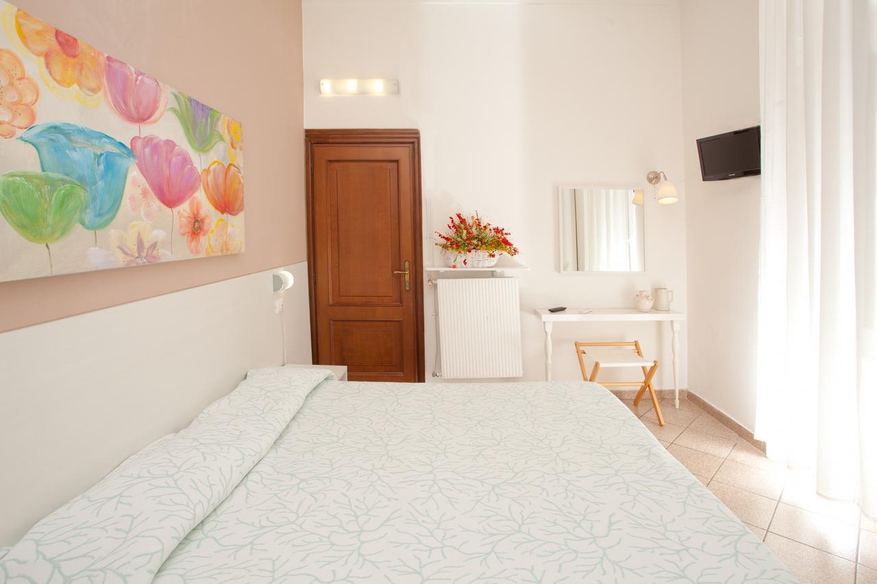 Hotel Lydia Алассіо Екстер'єр фото